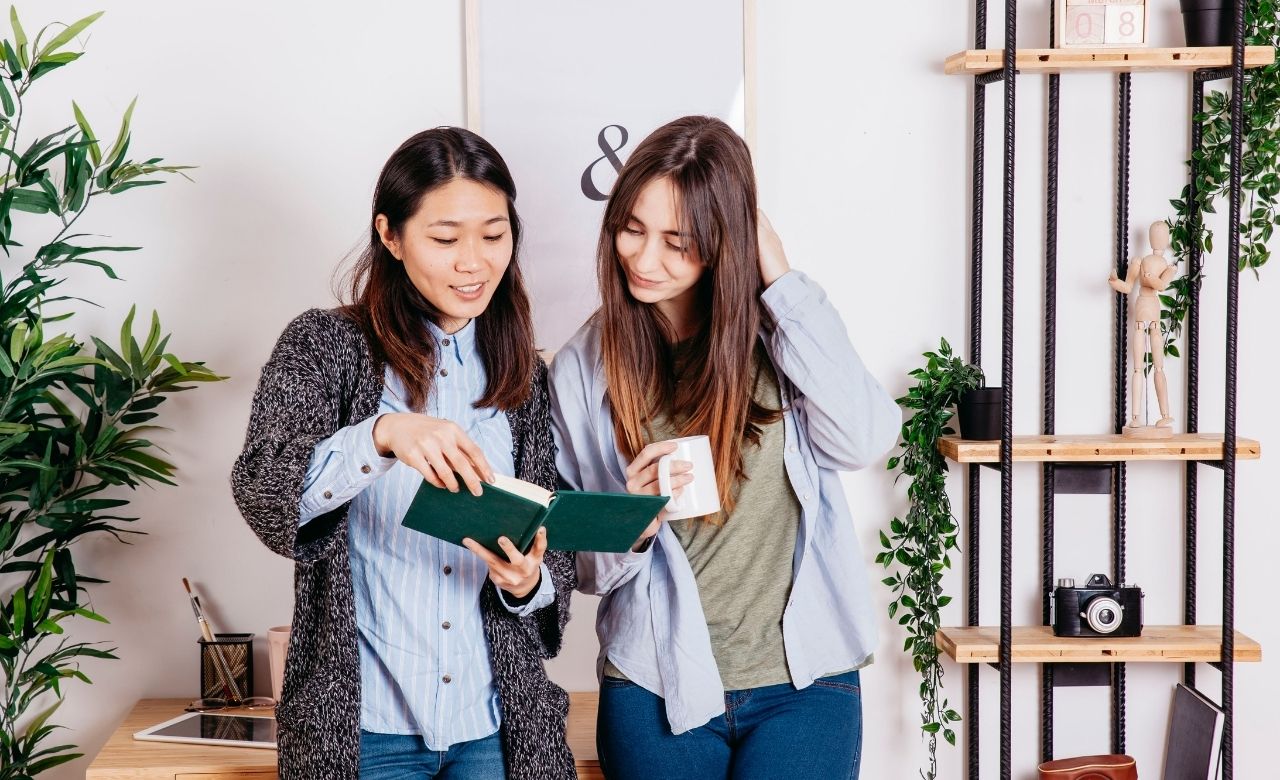 Содержать девочку. Несколько человек вместе над книгой. Chinese young people read books together